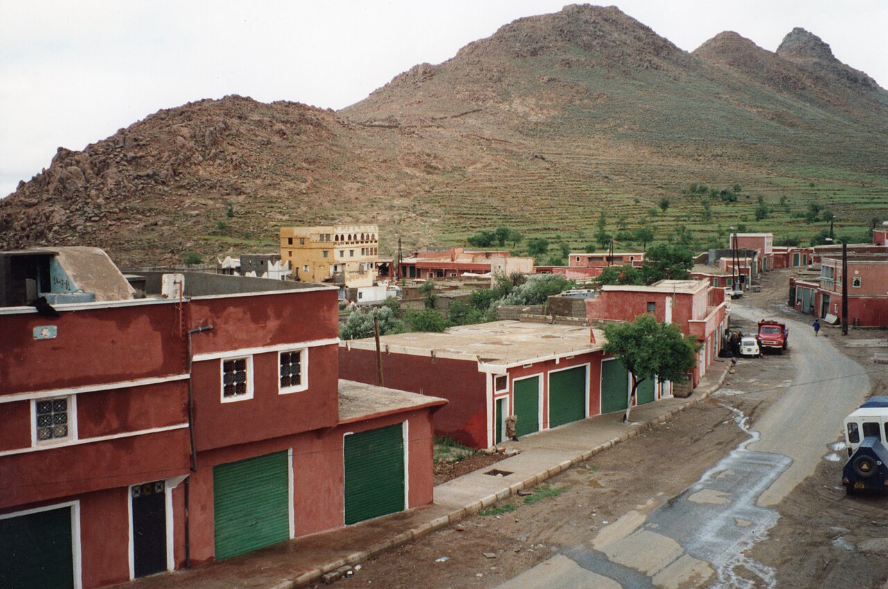 منازل على جانب طريق في جنوب المغرب